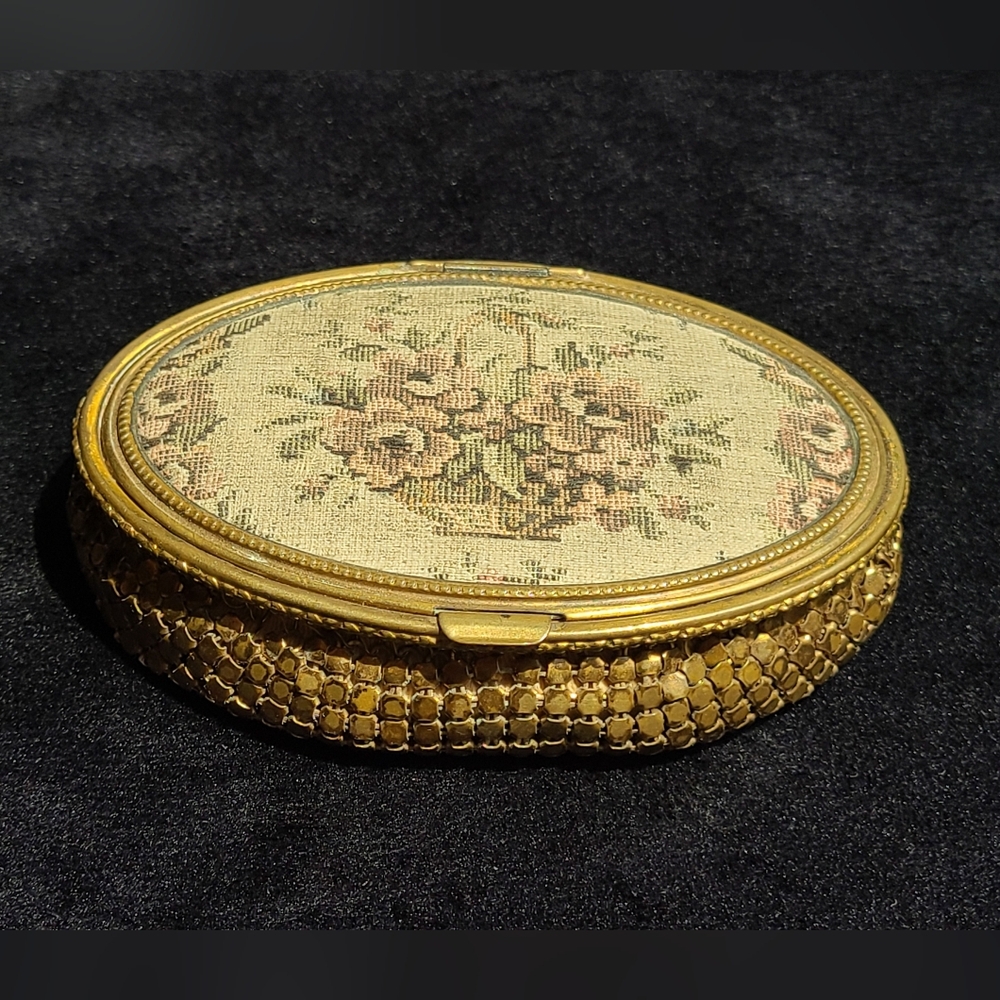 Antique gold metal mesh powder compact